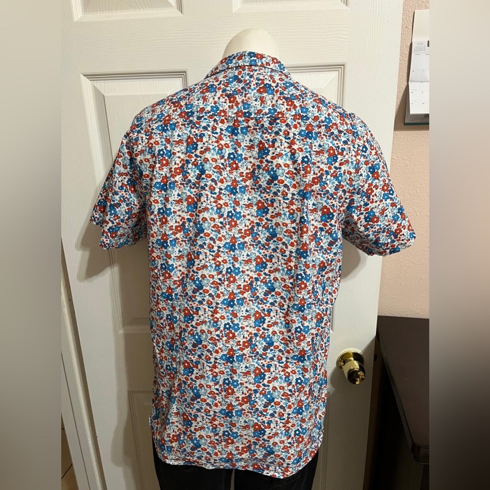 (10) Across the Pond Blue and red floral short sleeve button up shirt - Picture 13 of 16